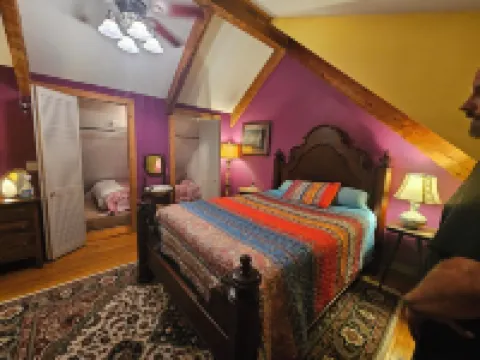 Nature Lovers Paradise- Rustic Cabin on 2 Acres with a Creek!