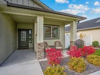 Beautiful Home with HOT TUB, COMMUNITY POOL & GAME ROOM.