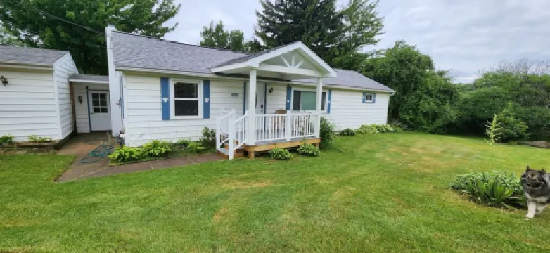 "Cloud Vine" 4-bedroom home in Erie County's North East, PA! Easy access to all!