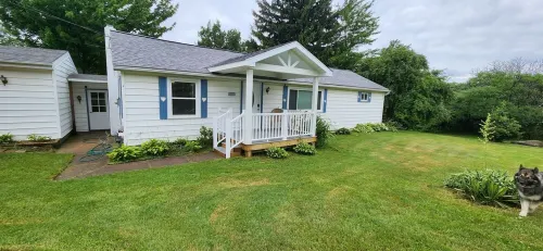"Cloud Vine" 4-bedroom home in Erie County's North East, PA! Easy access to all!