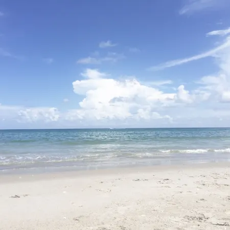 : Sandy Feet Retreat: Walk to the Beach! :