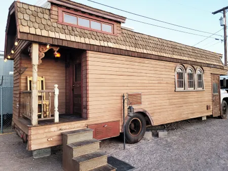 The Stranded Time Traveler; a timeless experience in a very convenient location! Отели рядом с достопримечательностью «Museum of Nature & Science»