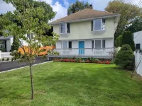 Stylish Downstairs Apt. Walk to Town, Train, & Beach Ferry! Off-Street Parking. Hotels in Greenwich