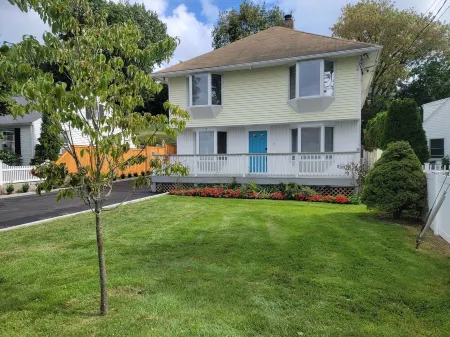 Stylish Downstairs Apt. Walk to Town, Train, & Beach Ferry! Off-Street Parking.