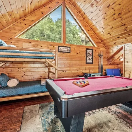 Vet-Owned, Pet Friendly Pool Cabin with New Hot Tub & Amazing Views!