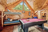 Vet-Owned, Pet Friendly Pool Cabin with New Hot Tub & Amazing Views!