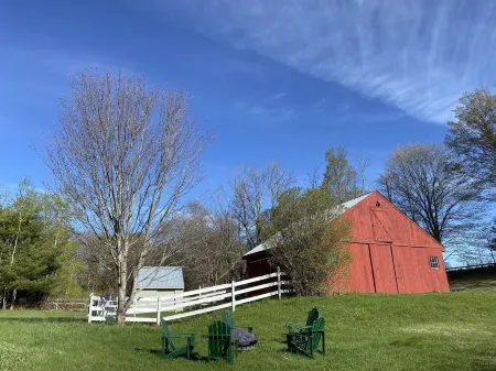 Beautiful home offering privacy on 7 acres with private pond Отели в г. Запад Виндзор