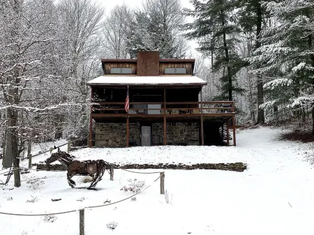 Gorgeous views -Beautiful pond - Fishing- Swimming- Privacy -Pet Friendly-Hiking