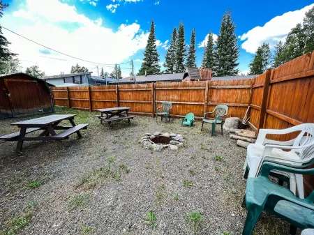 Firehole Cottage ~ Cozy Home To Visit With The Comforts & Privacy Of Your Own Отели рядом с достопримечательностью «Chamber of Commerce of West Yellowstone»