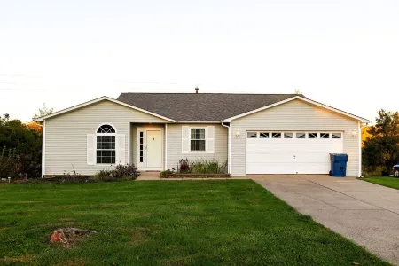 Cozy escape minutes from The Ark!