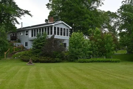 Cozy cabin in Bemidji with Sauna, Pool Table, and Lake Access
