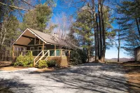 Sleep6,Hottub,Firepit & Wood,Private, Views, 30mins from App Ski Reduced Rates! Hotels in Pine Swamp