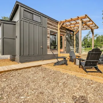 New Modern & Private Tiny Home on 21 acres Отели в г. Ултюа