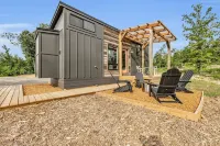 New Modern & Private Tiny Home on 21 acres