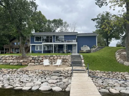 Perfect lake home for a family get away - Only 1 hour from metro