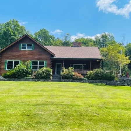 Peaceful 3-Bedroom Log Cabin Retreat in the Heart of Idyllic Sparrow Bush NY