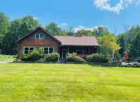 Peaceful 3-Bedroom Log Cabin Retreat in the Heart of Idyllic Sparrow Bush NY