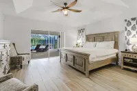 Pristine Luxury Heated Pool Home on the Golf Course St Andrews Square附近的飯店