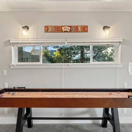 Starry Pines Chalet, Lake Views, Game Room, AC