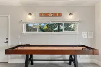 Starry Pines Chalet, Lake Views, Game Room, AC
