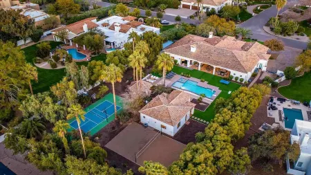 Luxury Paradise Valley Villa - Pool, Sand Volleyball & Outdoor Cabana Отели рядом с достопримечательностью «Mountain Shadows Resort Scottsdale»