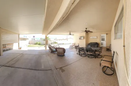 Desert Pool Retreat Отели рядом с достопримечательностью «Splash Pad»