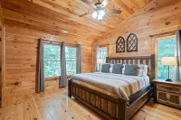 Cabin getaway in downtown!