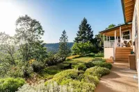 Magical Mountaintop Oasis, Private 5-acre Retreat with Stunning Views!