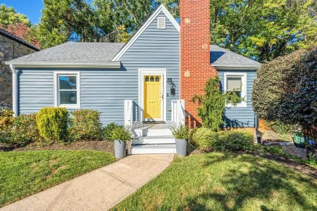 Sunset Cottage: Charming 2-bdrm house w/ king bed in WinstonSalem; great locatio Отели рядом с достопримечательностью «Ханс Молл»