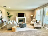 5BR home, fire place, & plenty of space! 14 guests