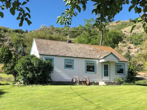 Orchard Cottage, Charming Vintage Cottage