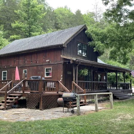 Rustic cabin just outside of Madison!