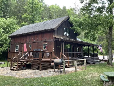 Rustic cabin just outside of Madison! Отели в г. Мэдисон