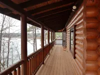 Large six-bedroom loghome w/ private boat ramp, dock, movie room and pool room. 温斯頓縣酒店