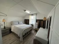 Cozy 2- bedroom, full bath guest house on working farm, 1 mile to racetrack.