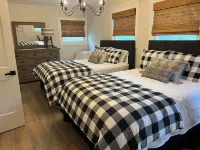 Charming Meadow Farmhouse on 1+ acre with Hot Tub, walk to Downtown, Renovated