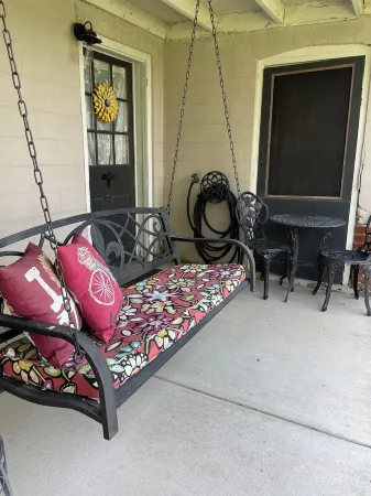 Cozy Riverview Cottage. 5 minute walk to downtown