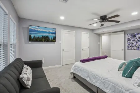 5BR w/ Gameroom & 1K WiFi - Med Ctr, Downtown, NRG - Sleeps 15 Отели рядом с достопримечательностью «Хьюстонский университет»