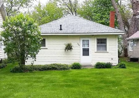 Charming vacation cottage since 1930 with a spectacular view of Lake Erie Отели в г. Ashtabula County