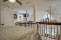 Beautiful Shabby-Chic Cabin Downtown Hot Springs