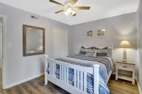 Available August 2-10! 6 min walk to the beach!