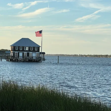 Funky, Fabulous, & Hip MCM Vibe Beach House~Walk to Beach~1 King Bed~2 Queen Bed
