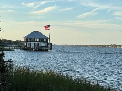 Funky, Fabulous, & Hip MCM Vibe Beach House~Walk to Beach~1 King Bed~2 Queen Bed Hotels near Halifax River