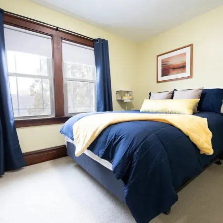 The Sunflower Home- Game Room & Hot Tub! Pet Friendly: Dogs & Cats Are Welcome!