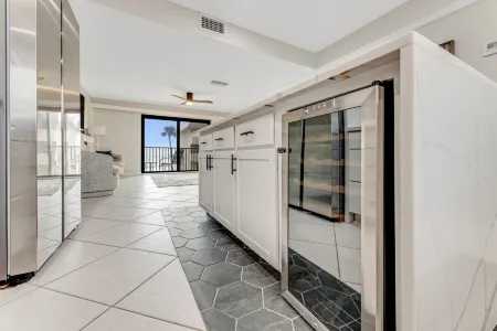 Sophisticated Oceanfront Luxury Condo Отели в г. Ормонд Бич