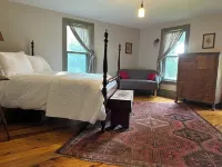 Charming 3-bedroom farmhouse in welcoming Skaneateles, short walk to village. Hotels in Skaneateles