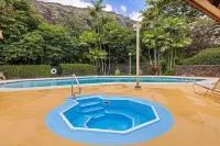 Beautiful townhome with 2 pools— 5 min from the beach!