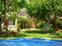 GRAND STUDIO CLIMATISE, INDEPENDANT DANS VILLA AVEC JARDIN, Tranquility assured