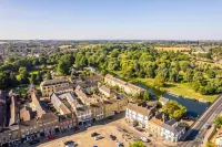 Stunning and spacious Georgian town house in historic town centre with parking!