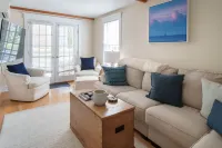 Beautiful 4 BR, 2 BA home a block fr Harbor, World Class dining